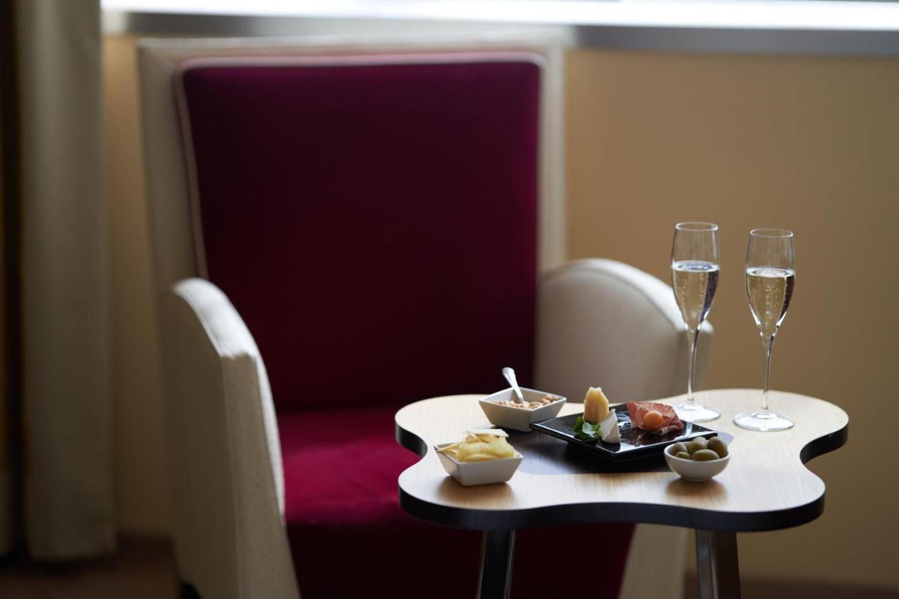Una Hotels Malpensa Cerro Lago Maggiore Екстериор снимка